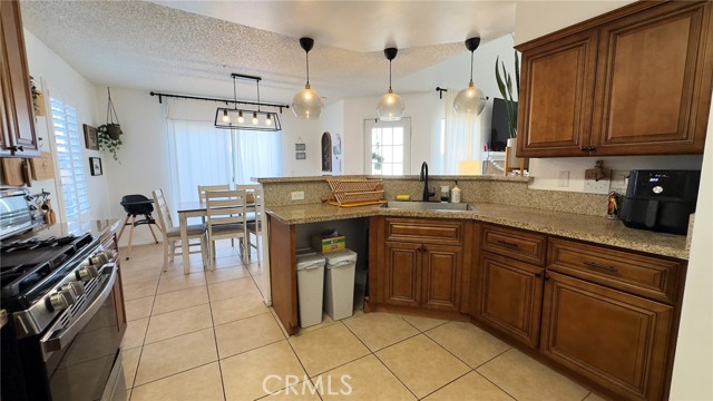 Detail Gallery Image 13 of 36 For 14750 Shadow Dr, Fontana,  CA 92337 - 3 Beds | 2/1 Baths