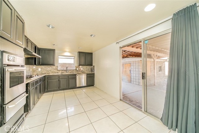 Detail Gallery Image 12 of 41 For 11327 Oakwood Dr, Fontana,  CA 92337 - 3 Beds | 2/1 Baths