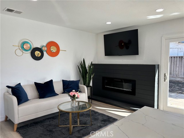 Detail Gallery Image 7 of 29 For 1052 Umbarger Rd, San Jose,  CA 95121 - 3 Beds | 2 Baths