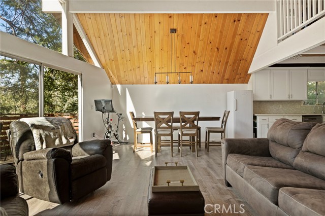 Detail Gallery Image 5 of 35 For 316 Pioneer Rd, Lake Arrowhead,  CA 92352 - 3 Beds | 2/1 Baths
