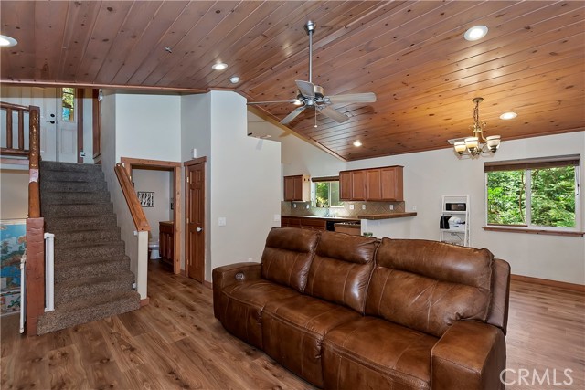 Detail Gallery Image 8 of 32 For 676 Lake Dr, Lake Arrowhead,  CA 92352 - 2 Beds | 2/1 Baths