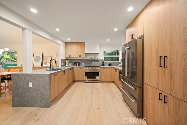 Detail Gallery Image 9 of 24 For 3947 Sumac Dr, Sherman Oaks,  CA 91403 - 4 Beds | 4/1 Baths