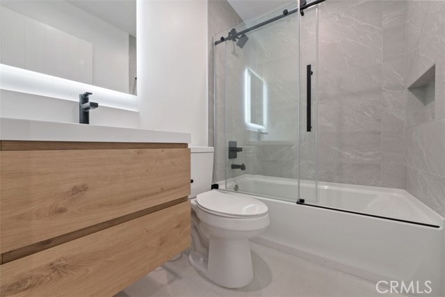 Detail Gallery Image 13 of 17 For 4810 Mascot St, Los Angeles,  CA 90019 - 4 Beds | 4/1 Baths