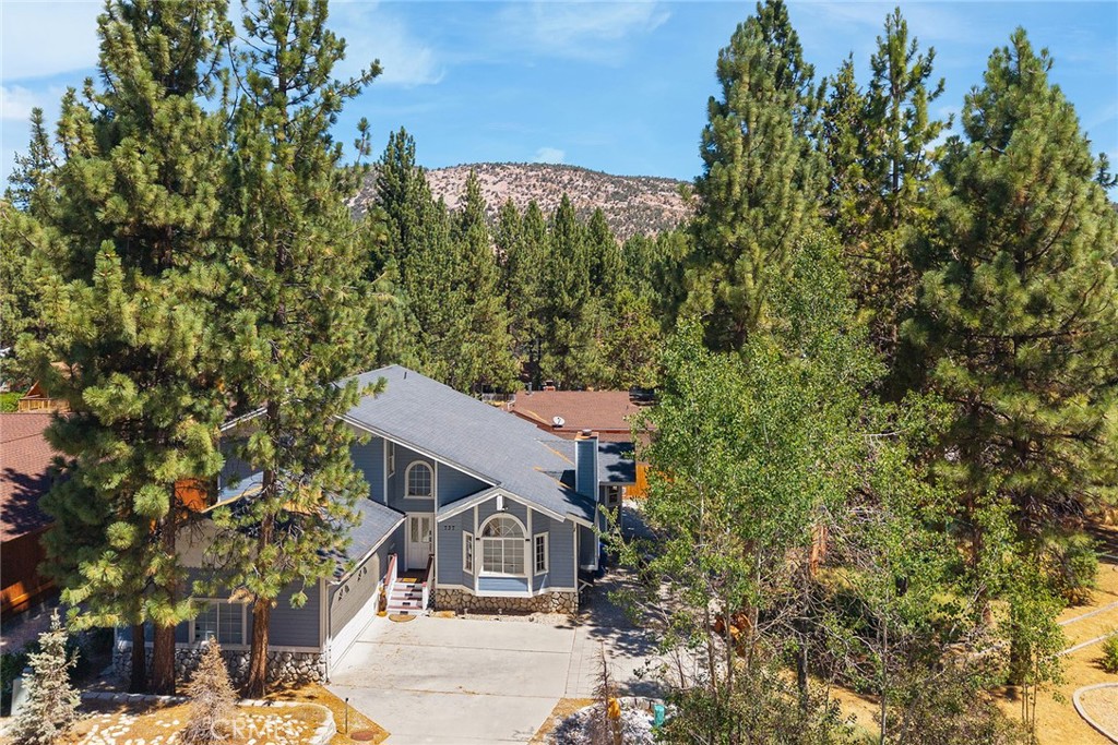737 E Mountain View Boulevard