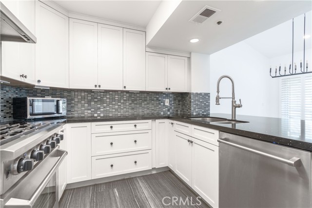 Detail Gallery Image 4 of 42 For 240 Nice #302,  Newport Beach,  CA 92663 - 2 Beds | 1/1 Baths