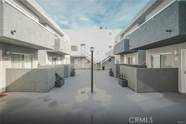 Detail Gallery Image 3 of 13 For 4406 Cahuenga Bld #203,  Toluca Lake,  CA 91602 - 2 Beds | 2 Baths