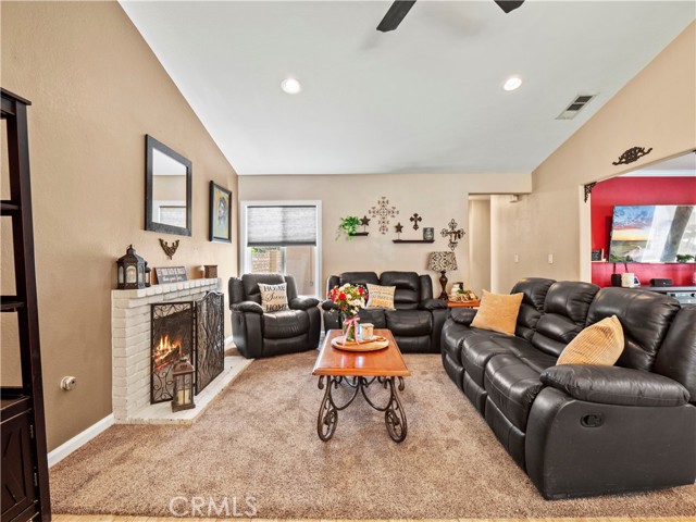 Detail Gallery Image 3 of 40 For 15242 Poppy Meadow St, Canyon Country,  CA 91387 - 3 Beds | 3 Baths
