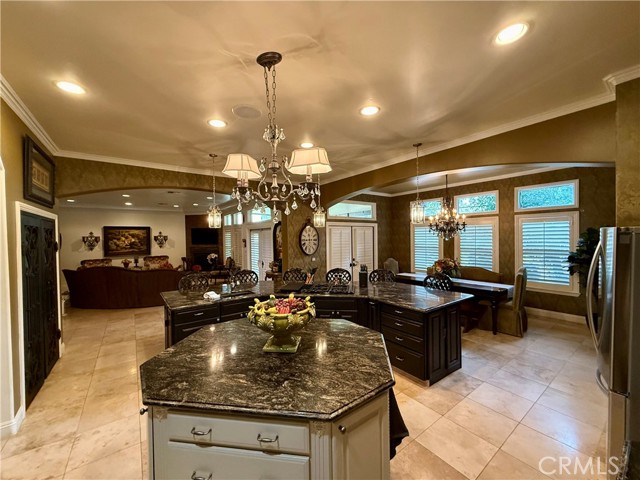 Detail Gallery Image 6 of 30 For 122 Stockdale Cir, Bakersfield,  CA 93309 - 3 Beds | 3 Baths