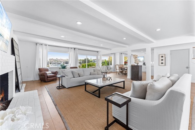 Detail Gallery Image 6 of 36 For 11 Harbor Is, Newport Beach,  CA 92660 - 3 Beds | 2 Baths