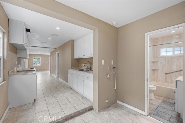 Detail Gallery Image 6 of 44 For 13032 S Main St, Los Angeles,  CA 90061 - 4 Beds | 2 Baths