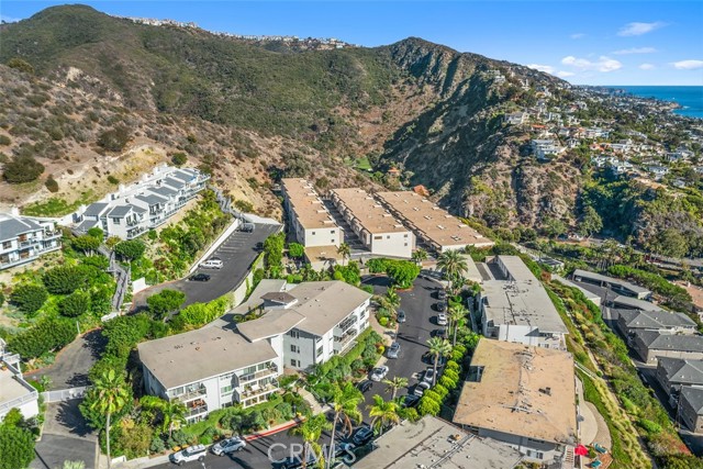 21703 Ocean Vista Dr 201A, Laguna Beach CA: https://media.crmls.org/medias/14869eb8-07ca-4de2-8bd4-804ab1501e9f.jpg