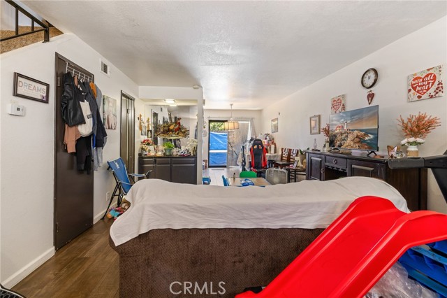 220 S Palm Avenue, Santa Paula CA: https://media.crmls.org/medias/148a1123-f208-4eff-b843-9cd4cff481ef.jpg