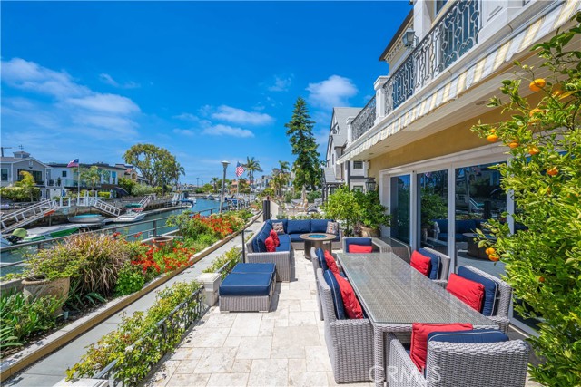59 Rivo Alto Canal, Long Beach CA: https://media.crmls.org/medias/148d920b-fd71-4b7e-9fdf-13e6ab84e02b.jpg