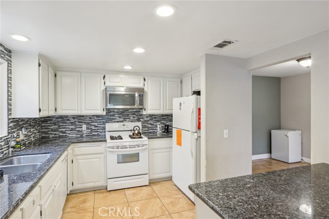 Detail Gallery Image 7 of 21 For 40646 Malibar Ave, Hemet,  CA 92544 - 2 Beds | 2 Baths
