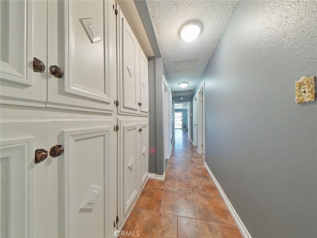https://media.crmls.org/medias/148feeec-e4d2-43d8-b353-00447f4c378b.jpg?preset=X-Large