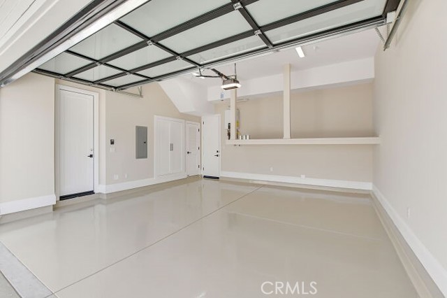 GARAGE WITH EPOXY FLOORS AND ACCESS TO HOME