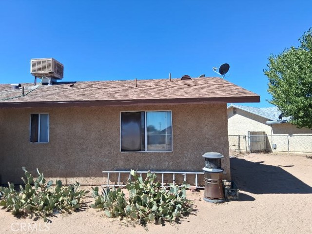 10706 Margie Place, Adelanto CA: https://media.crmls.org/medias/1494bd18-dd19-4d9f-b15a-7c11cb81dbe9.jpg