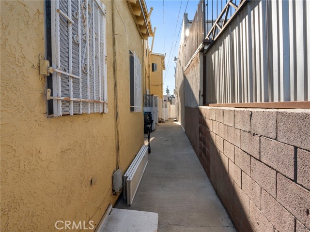 7714 S Broadway, Los Angeles CA: https://media.crmls.org/medias/1494ec14-2b55-4902-8412-f8be166ad6ae.jpg