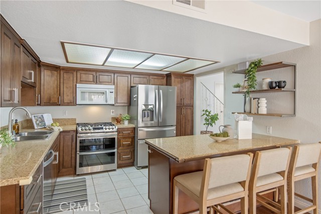 Detail Gallery Image 14 of 41 For 22810 Rio Chico Dr, Valencia,  CA 91354 - 4 Beds | 3 Baths