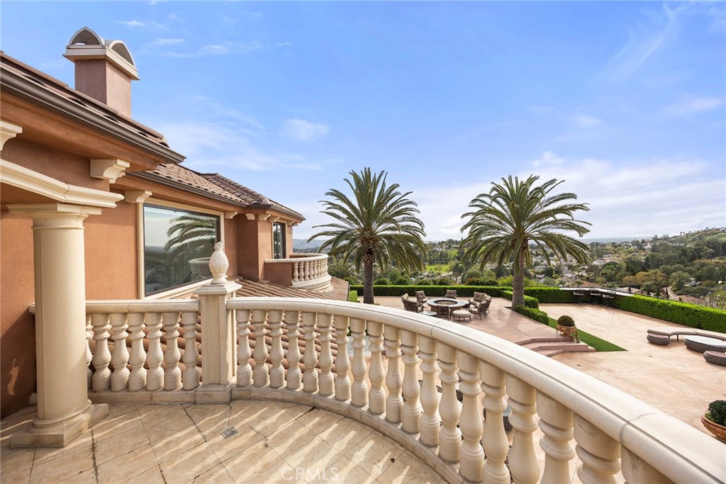 https://media.crmls.org/medias/1495e70f-966e-47ee-aae7-3f32809677a4.jpg?preset=X-Large