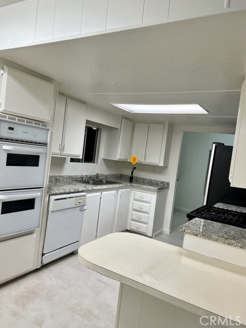 Detail Gallery Image 5 of 11 For 4080 W 1st St #114,  Santa Ana,  CA 92703 - 2 Beds | 2 Baths