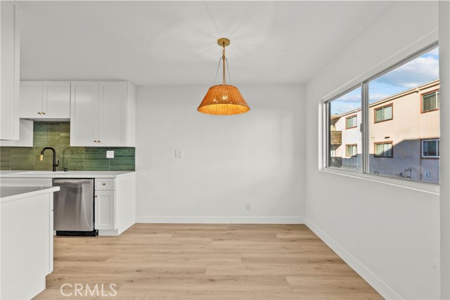 Detail Gallery Image 8 of 30 For 5400 Newcastle, Encino,  CA 91316 - 2 Beds | 2 Baths