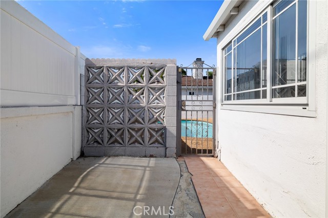 2109 N Dymond Street, Burbank CA: https://media.crmls.org/medias/149f9962-38e2-45b9-af8b-8fb28b33747c.jpg