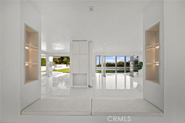 1046 N Hillcrest Road, Beverly Hills CA: https://media.crmls.org/medias/14a2c21b-098d-4fc8-b850-dbdcf8115a6c.jpg
