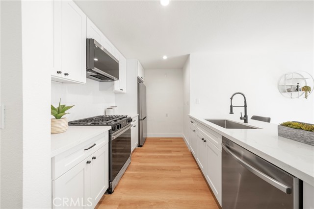Detail Gallery Image 9 of 32 For 957 S Gramercy Dr #105,  Los Angeles,  CA 90019 - 2 Beds | 2 Baths