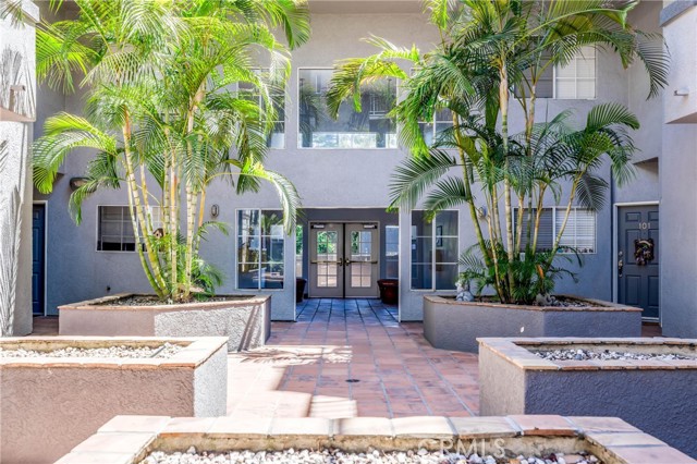 Detail Gallery Image 1 of 1 For 10925 Blix St #102,  Toluca Lake,  CA 91602 - 2 Beds | 2/1 Baths