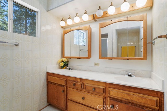 Detail Gallery Image 16 of 23 For 38992 Bayview Ln, Big Bear Lake,  CA 92315 - 4 Beds | 1/1 Baths