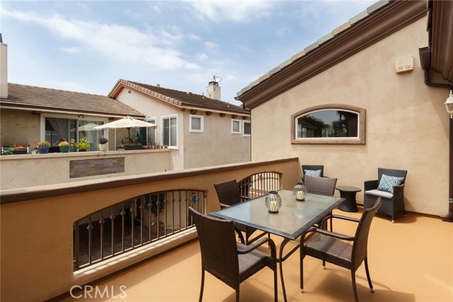 Detail Gallery Image 16 of 34 For 2113 Mathews Ave #B,  Redondo Beach,  CA 90278 - 3 Beds | 2/1 Baths