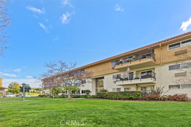 Detail Gallery Image 2 of 41 For 2394 via Mariposa W. Unit 2f, Laguna Woods,  CA 92637 - 2 Beds | 2 Baths