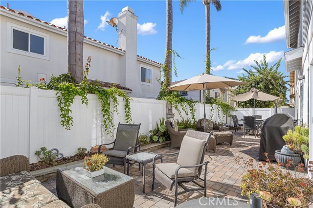 Expansive back patio, perfect for entertaining!