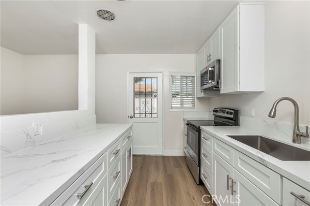 Detail Gallery Image 3 of 19 For 10327 Flora Vista Ave, Bellflower,  CA 90706 - 2 Beds | 1 Baths