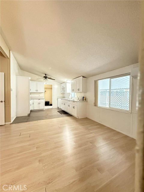 21100 State St, San Jacinto CA: https://media.crmls.org/medias/14b65ae3-9507-48d6-ba64-c8ba9b325820.jpg