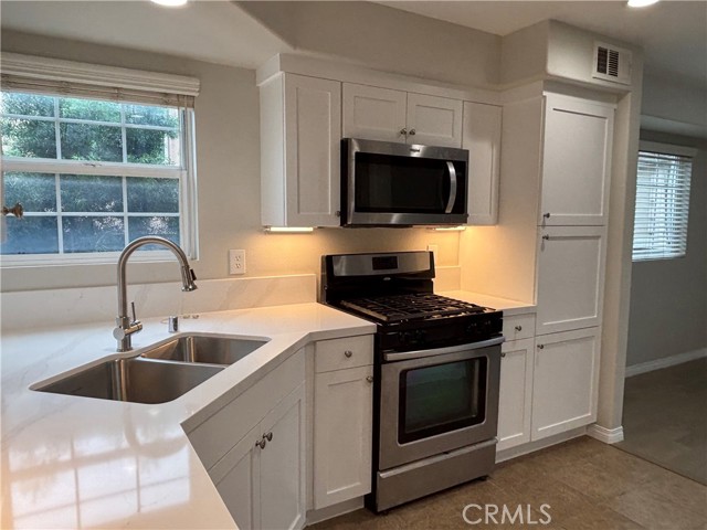 Detail Gallery Image 3 of 16 For 1401 Lomita Blvd #108,  Harbor City,  CA 90710 - 3 Beds | 2 Baths