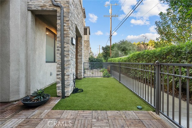 Detail Gallery Image 18 of 19 For 13135 W Lumina, Valley Glen,  CA 91401 - 3 Beds | 4 Baths