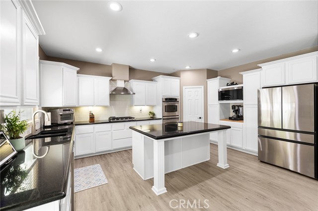 Detail Gallery Image 13 of 62 For 33713 Pebble Brook Cir, Temecula,  CA 92592 - 4 Beds | 3 Baths