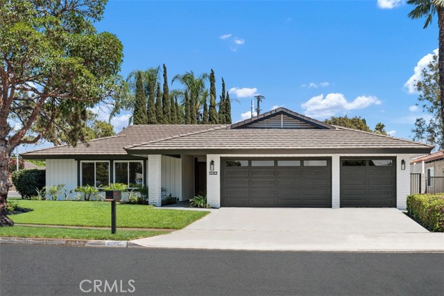13762 Palace Way, Tustin CA: https://media.crmls.org/medias/14b937a7-00c5-416c-ab90-5da8a9afef9d.jpg