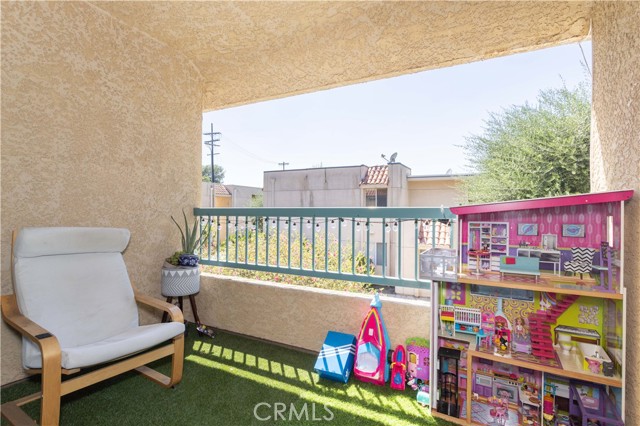 18307 Burbank Boulevard, Tarzana CA: https://media.crmls.org/medias/14bb4a41-0c04-4442-ad8f-568a3b91a519.jpg