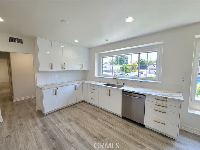 18001 Osborne Street, Sherwood Forest CA: https://media.crmls.org/medias/14bbed51-86e3-42fb-afe3-37b279482e39.jpg