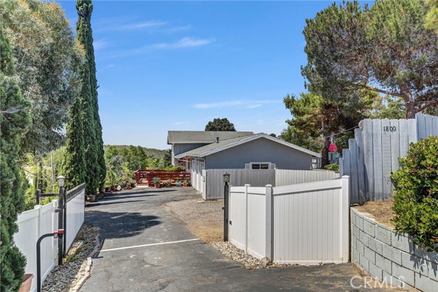 1800 Sunset Drive, Vista CA: https://media.crmls.org/medias/14c23cfa-6bbf-4e51-9d5e-92f82200a24f.jpg