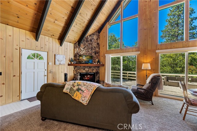 Detail Gallery Image 4 of 26 For 1075 Grass Valley Rd, Lake Arrowhead,  CA 92352 - 3 Beds | 2 Baths