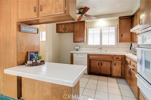 1924 W Secrest Way, Santa Ana CA: https://media.crmls.org/medias/14c38426-a943-43d9-be78-a1c6de89e9c4.jpg