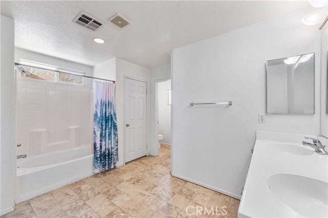 16029 White Mountain Place, Victorville CA: https://media.crmls.org/medias/14c5b692-8000-4ae8-bfce-935756f43c3e.jpg