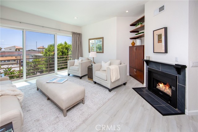Detail Gallery Image 3 of 10 For 11949 Goshen #308,  Los Angeles,  CA 90049 - 2 Beds | 3 Baths