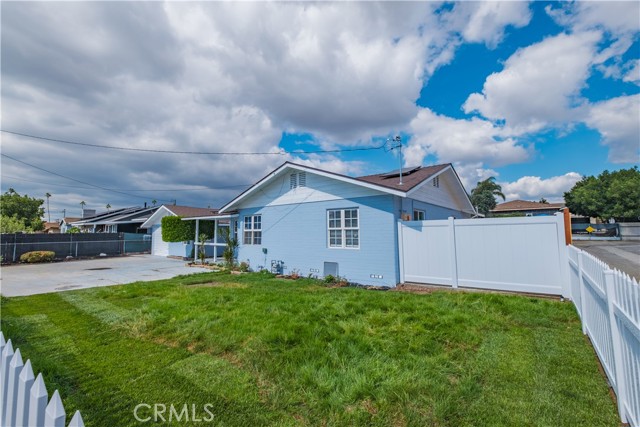 17196 Barbee St., Fontana CA: https://media.crmls.org/medias/14ce56f7-e3b1-4105-990d-b72a4e9071b1.jpg