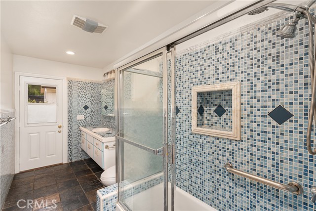 Detail Gallery Image 23 of 35 For 24316 Burbank Bld, Woodland Hills,  CA 91367 - 4 Beds | 2 Baths