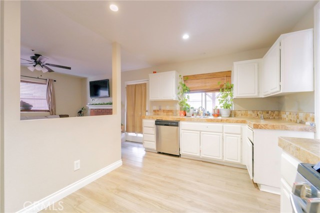 13584 Sutter Court, Fontana CA: https://media.crmls.org/medias/14d0c795-08ef-49bd-a008-5309e96dc537.jpg